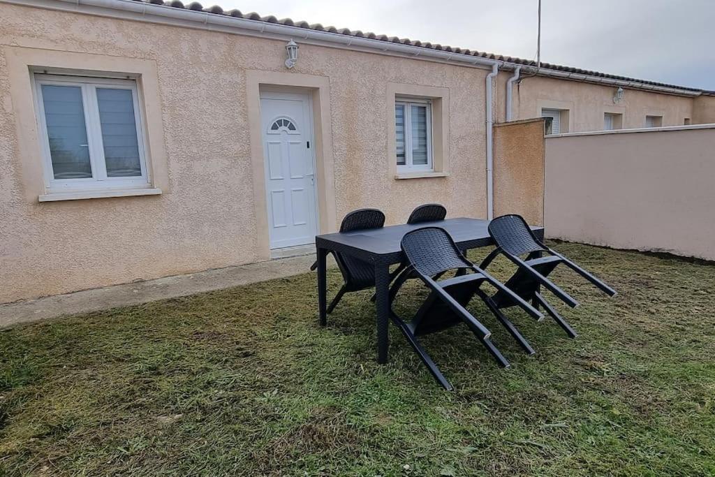 Belle Maison Climatisee Renovee Pac-Man Entre Collegues, Amis, Famille - Barbecue - Netflix - Prime - Baby Foot 50Cts Saint-Seurin-sur-l'Isle Exterior foto